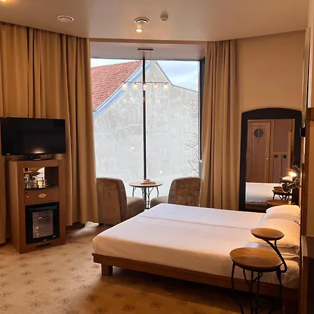 Western Santakos Hotel